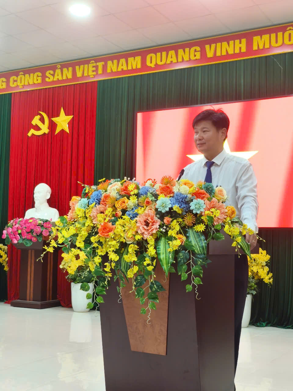 "Hàng thẳng, lối thông, đồng lòng cùng tiến" vươn tới tương lai